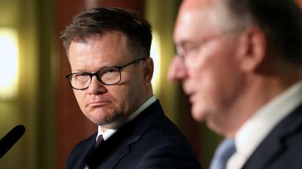 Der Ostbeauftragte Carsten Schneider (SPD, links) und Sachsen-Anhalts Ministerpräsident Reiner Haseloff (CDU) während Schneiders Antrittsbesuch (Archivbild)