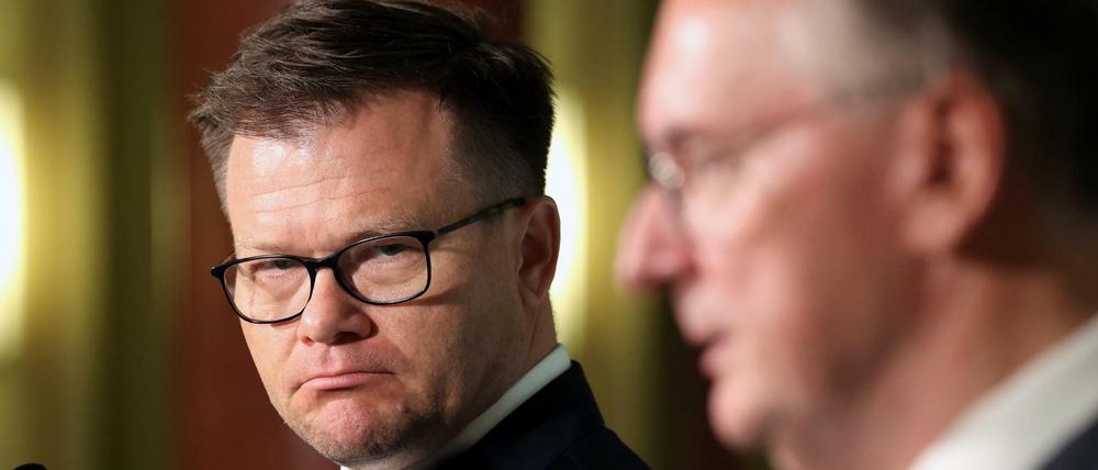 Der Ostbeauftragte Carsten Schneider (SPD, links) und Sachsen-Anhalts Ministerpräsident Reiner Haseloff (CDU) während Schneiders Antrittsbesuch (Archivbild)