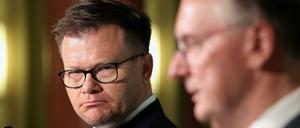 Der Ostbeauftragte Carsten Schneider (SPD, links) und Sachsen-Anhalts Ministerpräsident Reiner Haseloff (CDU) während Schneiders Antrittsbesuch (Archivbild)