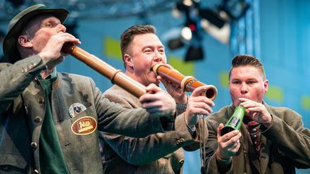 Die Deutschen Meisterschaften der Hirschrufer auf der Messe „Jagd &amp; Hund“. Von links nach rechts: Thomas Soltwedel, Fabian Menzel und Tasso Wolzenburg.