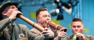 Die Deutschen Meisterschaften der Hirschrufer auf der Messe „Jagd &amp; Hund“. Von links nach rechts: Thomas Soltwedel, Fabian Menzel und Tasso Wolzenburg.