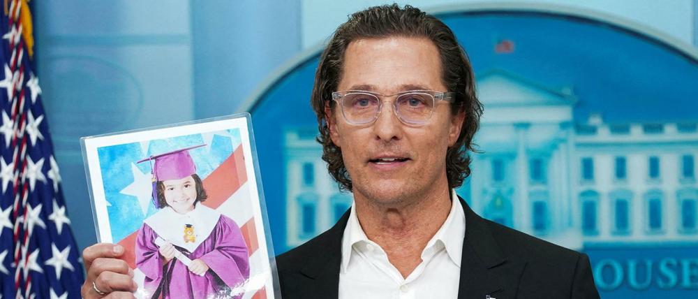 Der Schauspieler Matthew hält ein Bild von Alithia Ramirez, die bei dem Amoklauf an einer Grundschule in Uvalde starb.