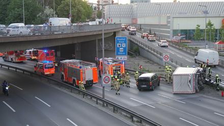 Auf der A100 in Charlottenburg ist ein LKW umgekippt. Insgesamt waren 28 Einsatzkräfte der Berliner Feuerwehr vor Ort. 