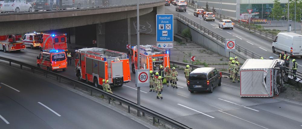 Auf der A100 in Charlottenburg ist ein LKW umgekippt. Insgesamt waren 28 Einsatzkräfte der Berliner Feuerwehr vor Ort.