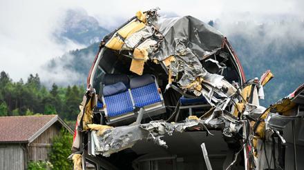 Ein zerstörter Zugwaggon steht in der Nähe der Unglücksstelle bei Garmisch-Partenkirchen auf einem Betriebshof.