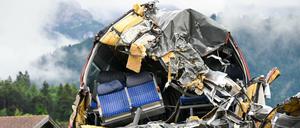Ein zerstörter Zugwaggon steht in der Nähe der Unglücksstelle bei Garmisch-Partenkirchen auf einem Betriebshof.
