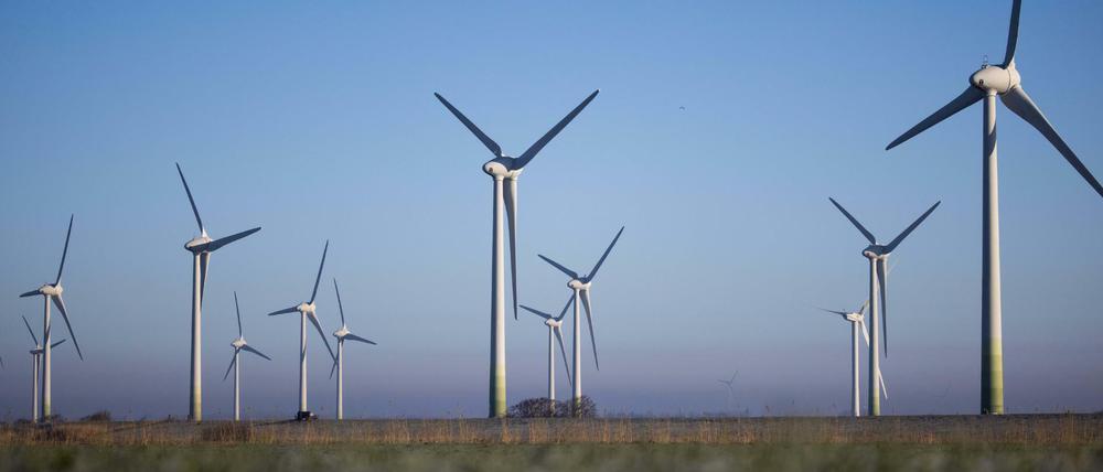 Windräder stehen auf einem Feld im Sönke Nissen Koog nahe der Nordsee bei Bordelum.