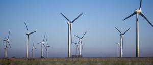 Windräder stehen auf einem Feld im Sönke Nissen Koog nahe der Nordsee bei Bordelum.