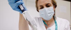 Der Erreger der Affenpocken wird laut RKI meist durch engen Körperkontakt von Mensch zu Mensch übertragen.