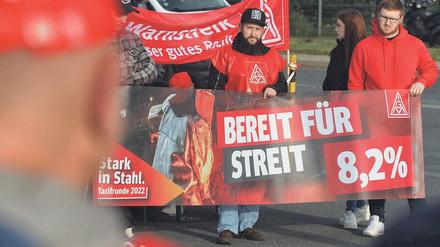 Rund 20 000 Stahlarbeiter haben sich nach Angaben der IG Metall an Warnstreiks beteiligt. An diesem Dienstag fällt die Entscheidung im Tarifkonflikt. 