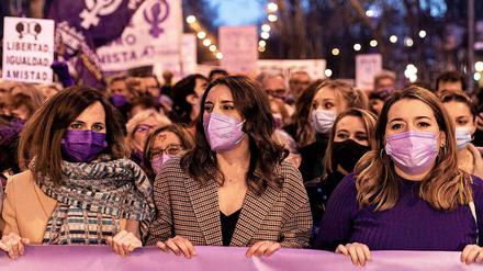 Sozialministerin Ione Belarra (mit Schal) und Frauenministerin Irene Montero (gemusterte Jacke) bei einer Demonstration für Frauenrechte in Madrid.