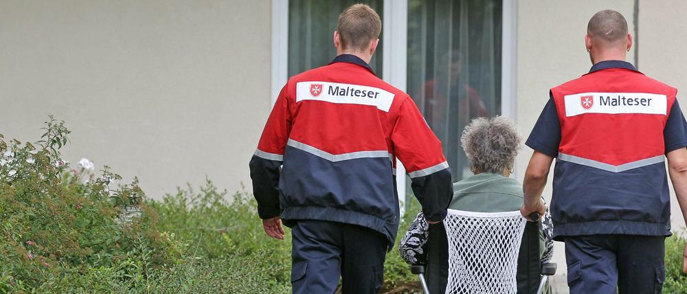 Zwei Zivildienstleistende kümmern sich um eine Dialysepatientin im Rollstuhl, aufgenommen am 24.08.2010 in Leipzig - ein Jahr später wurde der Zivildienst abgeschafft.