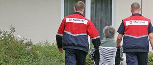 Zwei Zivildienstleistende kümmern sich um eine Dialysepatientin im Rollstuhl, aufgenommen am 24.08.2010 in Leipzig - ein Jahr später wurde der Zivildienst abgeschafft.