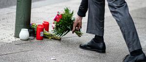 Stilles Gedenken. Ein Mann legt Blumen auf den Bürgersteig an der Tauentzienstraße, wo am Mittwoch ein Amokfahrer eine Frau tötete und viele Menschen verletzte.