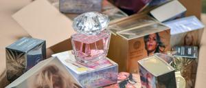 In einer Aservatenhalle des Hauptzollamtes Frankfurt (Oder) stehen Kartons voller gefälschter Parfüms und Kosmetik namhafter Marken (Symbolbild).