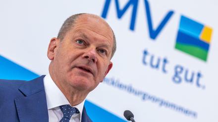 Bundeskanzler Olaf Scholz (SPD) beantwortet zum Abschluss der Konferenz der ostdeutschen Regierungschefs auf der Ostseeinsel Riems die Anfragen von Medienvertretern. 