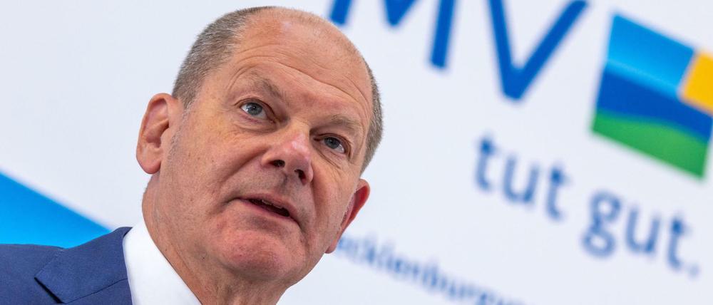 Bundeskanzler Olaf Scholz (SPD) beantwortet zum Abschluss der Konferenz der ostdeutschen Regierungschefs auf der Ostseeinsel Riems die Anfragen von Medienvertretern.