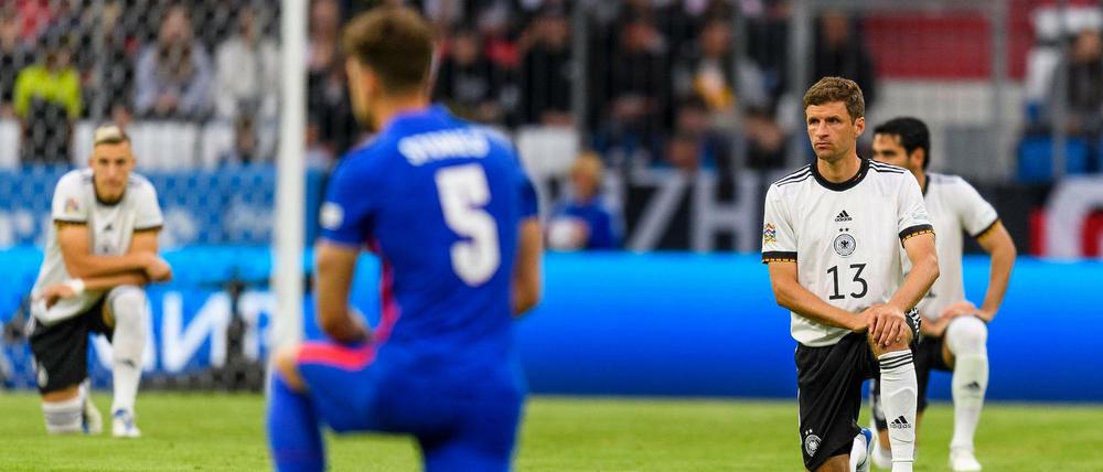 Schöne Geste. Vor dem Spiel gingen gingen Engländer und Deutsche gemeinsam auf die Knie. Im Spiel gab es einen rassistischen Vorfall auf den Rängen.