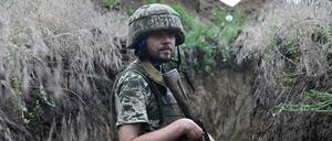 Ein ukrainischer Soldat in einem Schützengraben zwischen den Städten Mykolaiv und Kherson am 12.06.2022.