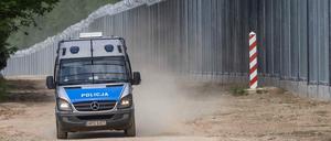 Ein polnisches Polizeiauto fährt an der polnisch-belarussischen Grenze entlang.