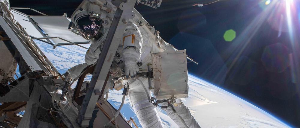 Astronaut Matthias Maurer im März 2022 beim Außeneinsatz an der internationalen Raumstation ISS. 