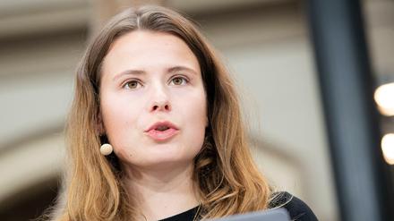 Luisa Neubauer von Fridays for Future während eines Pressegesprächs.