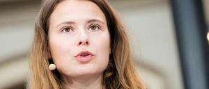 Luisa Neubauer von Fridays for Future während eines Pressegesprächs.