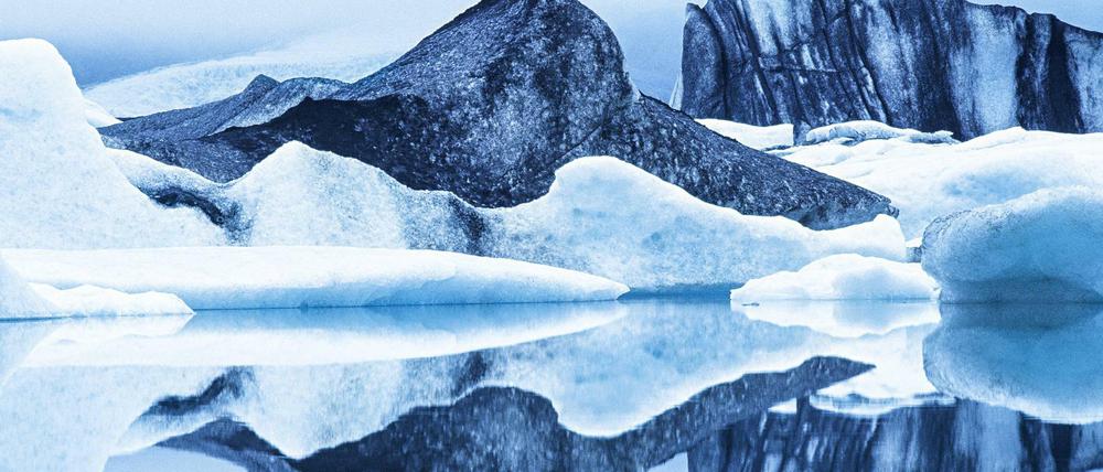 Schmelzende Schätze. Eisschollen in einem isländischen Gletschersee.