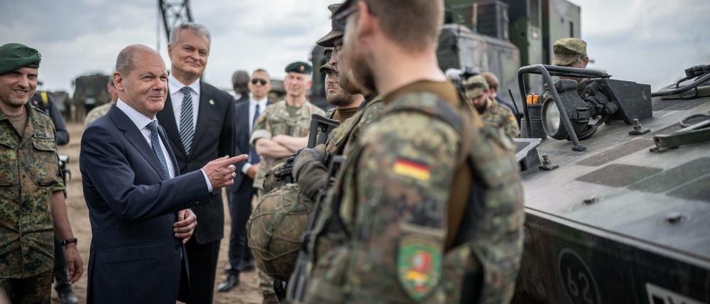 Bundeskanzler Olaf Scholz, hier beim Besuch von Bundeswehrsoldaten an der Nato-Ostflanke in Litauen.