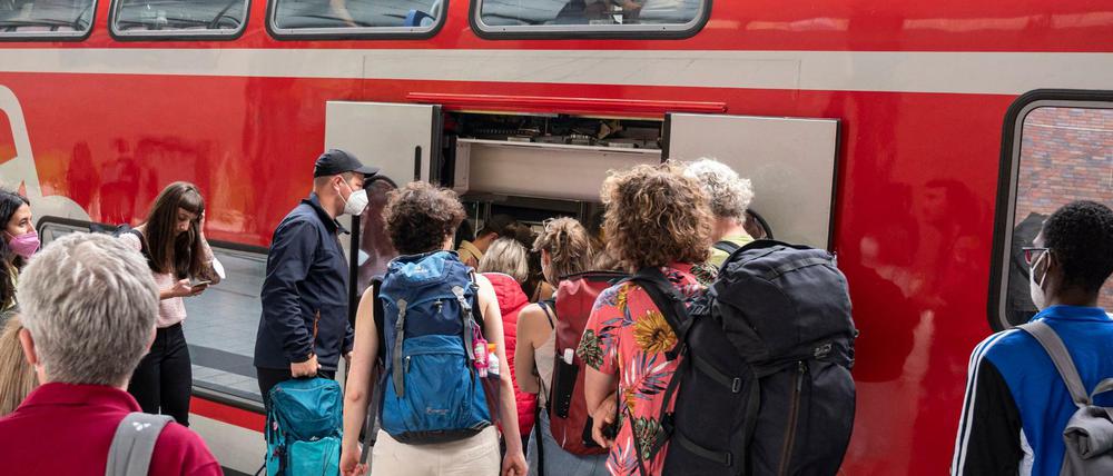 Wochenendurlauber steigen am Bahnhof Gesundbrunnen in den überfüllten Regionalexpress 5 nach Rostock.