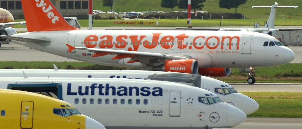 Flugzeuge stehen auf einem Flughafen (Symbolbild).