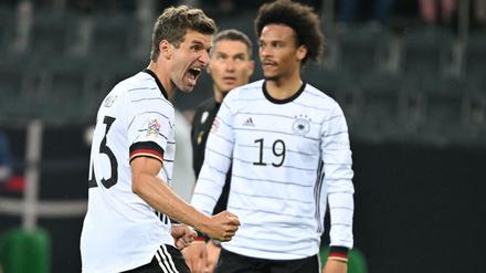Immer raus mit dem Frust. Nach vier Unentschieden hintereinander hatten Thomas Müller (l.) und die Deutschen gegen Italien mal wieder was zu feiern.