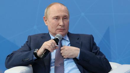 Russlands Präsident Wladimir Putin nimmt an einem Treffen mit russischen Jungunternehmern und Fachleuten im Vorfeld des Internationalen Wirtschaftsforums in St. Petersburg am 9. Juni 2022 in Moskau, Russland, teil.