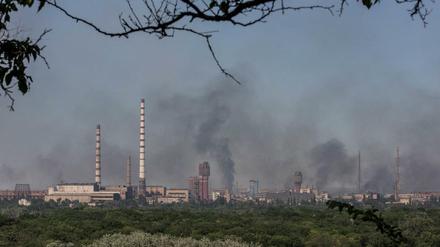 Qualm über dem Azot-Chemiewerk in Sjewjerodonezk (am 10. Juni 2022)