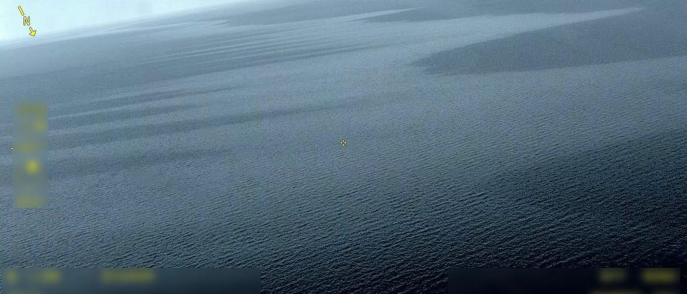 Das von der schwedischen Küstenwache veröffentlichte Foto zeigt im Meer zwischen Schweden und Finnland eine unbekannte Substanz an der Wasseroberfläche.