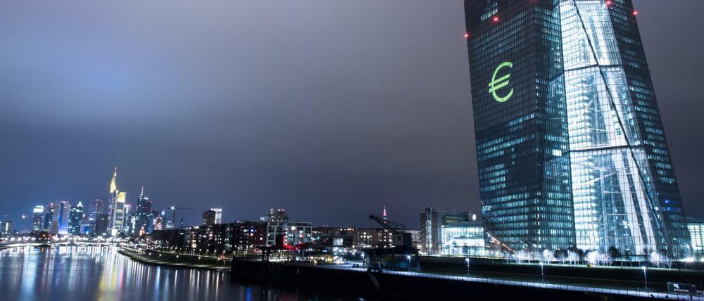 Ein „Euro-Zeichen“ wird auf die Fassade der Europäischen Zentralbank (EZB) projiziert.