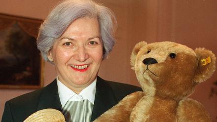 Kreative Fundraiserin. Die Kuscheltiere bekam Christiane Herzog 1997 geschenkt. Sie wurden im Sommer 1997 zugunsten der Mukoviszidose-Stiftung versteigert. 