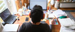 Eine Frau arbeitet im Homeoffice (Symbolbild).