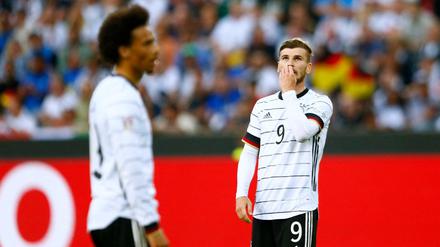 Schreck lass nach! Während sich Timo Werner (r.) gegen Italien den Frust von der Seele schoss, gab es für Leroy Sané weiteren Grund zum Hadern.