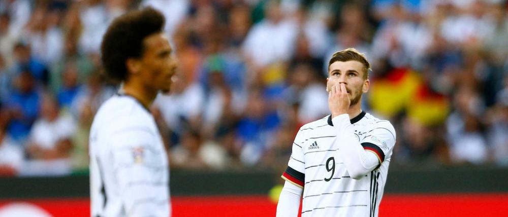 Schreck lass nach! Während sich Timo Werner (r.) gegen Italien den Frust von der Seele schoss, gab es für Leroy Sané weiteren Grund zum Hadern.