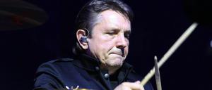 Der Schlagzeuger Klaus Scharfschwerdt, hier bei der Abschiedstournee der Puhdys 2015 in Erfurt, ist mit 68 Jahren verstorben.