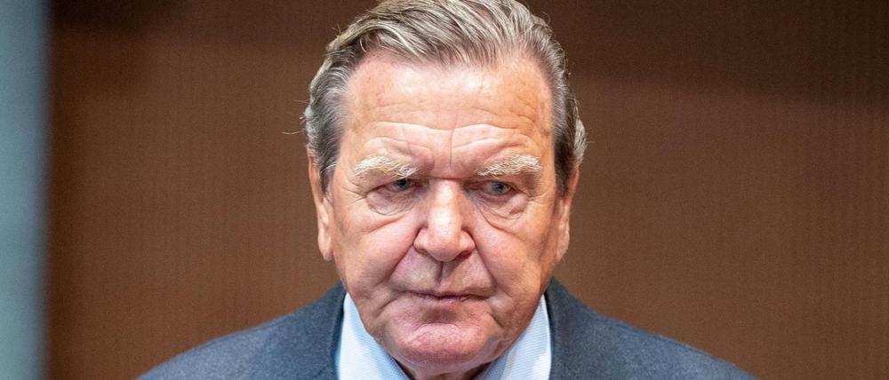 Schröder wartet auf den Beginn der Anhörung im Wirtschaftsausschuss des Bundestags zum Pipeline-Projekt Nord Stream 2 Ende Mai.