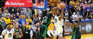 Andrew Wiggins (22) mit viel Zug zum Korb.