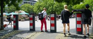 Junge Frauen gehen durch die Sicherheitspoller am Breitscheidplatz in Berlin-Charlottenburg.