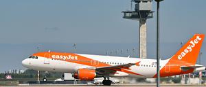 Ein Passagierflugzeug der Fluggesellschaft Easyjet startet von der Südbahn am Hauptstadtflughafen BER.