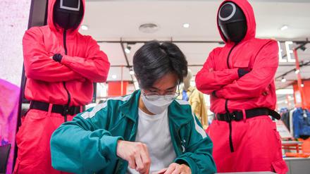 Globales Phänomen: Ein Mann nimmt an einem „Squid Game“-Spiel in Bangkok, Thailand teil.