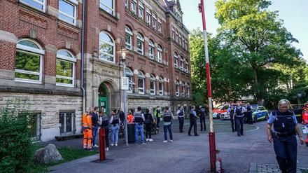 Polizeibeamte sind im Einsatz vor einer Schule in Esslingen. Am Freitagmorgen wurden eine Frau und ein Kind verletzt.