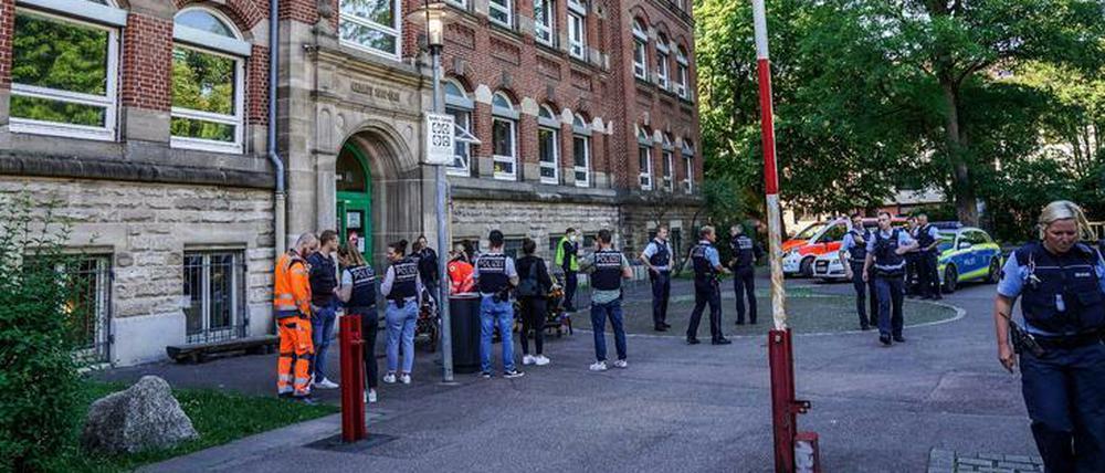 Polizeibeamte sind im Einsatz vor einer Schule in Esslingen. Am Freitagmorgen wurden eine Frau und ein Kind verletzt.
