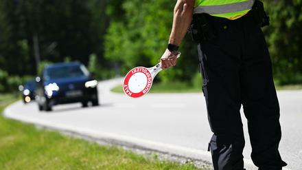 Ein Bundespolizist kontrolliert den Verkehr an der Grenze an der B 23 in Griesen unweit von Garmisch-Partenkirchen.