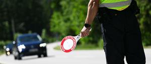 Ein Bundespolizist kontrolliert den Verkehr an der Grenze an der B 23 in Griesen unweit von Garmisch-Partenkirchen.